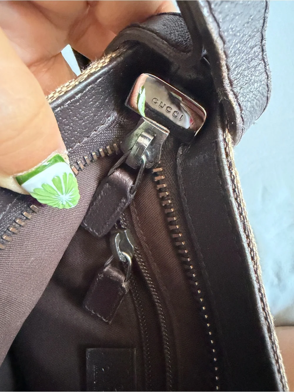Gucci signature gg